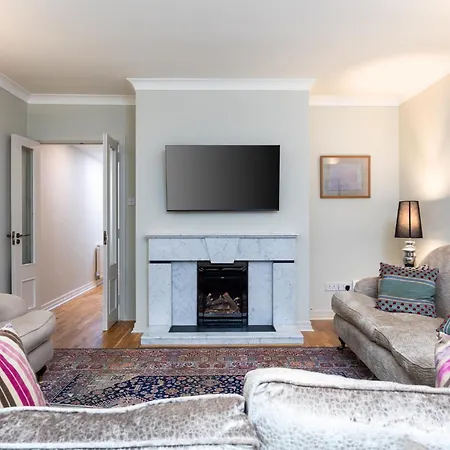 Spacious 3bed With Parking-near Harcourt Luas Stop Apartment
