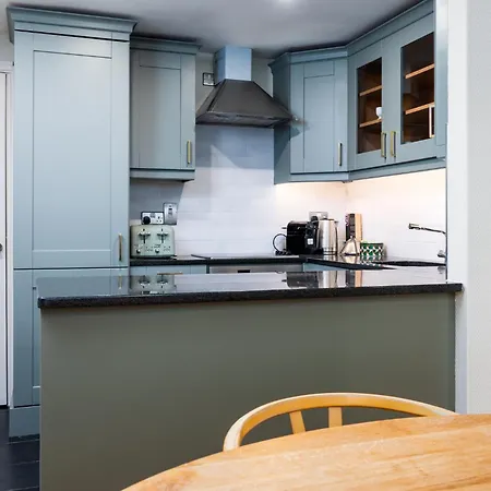 Spacious 3bed With Parking-near Harcourt Luas Stop Dublin