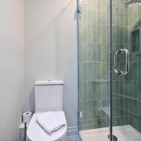 Spacious 3bed With Parking-near Harcourt Luas Stop Dublin