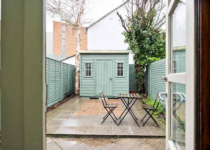 Spacious 3bed With Parking-near Harcourt Luas Stop شقة