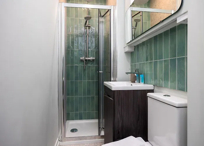 Spacious 3bed With Parking-near Harcourt Luas Stop *